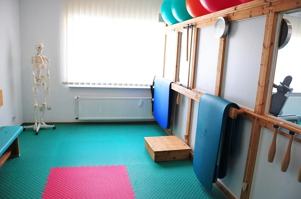 Gymnastikraum mit Sprossenwand und Matten